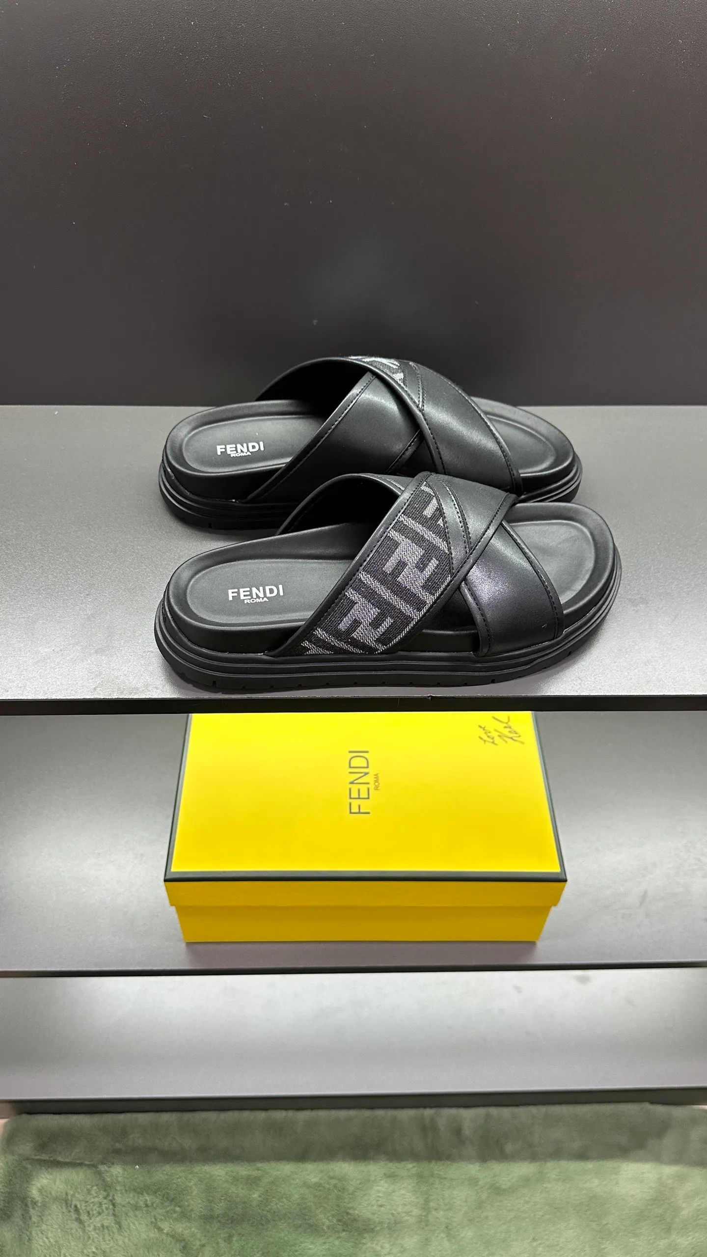 P300 [Fendi Slippers] High-end men's shoes brand, official website 1:1 latest masterpiece: original mold customization, fabrics made of imported original materials, upgraded outsole, lighter and non-slip. The market's top quality, simple yet tasteful, a must-have for fashionistas, fashionable at your feet, full of confidence, the same style at the counter 👍The season of summer slippers is here. Code: 38-45, 46 order